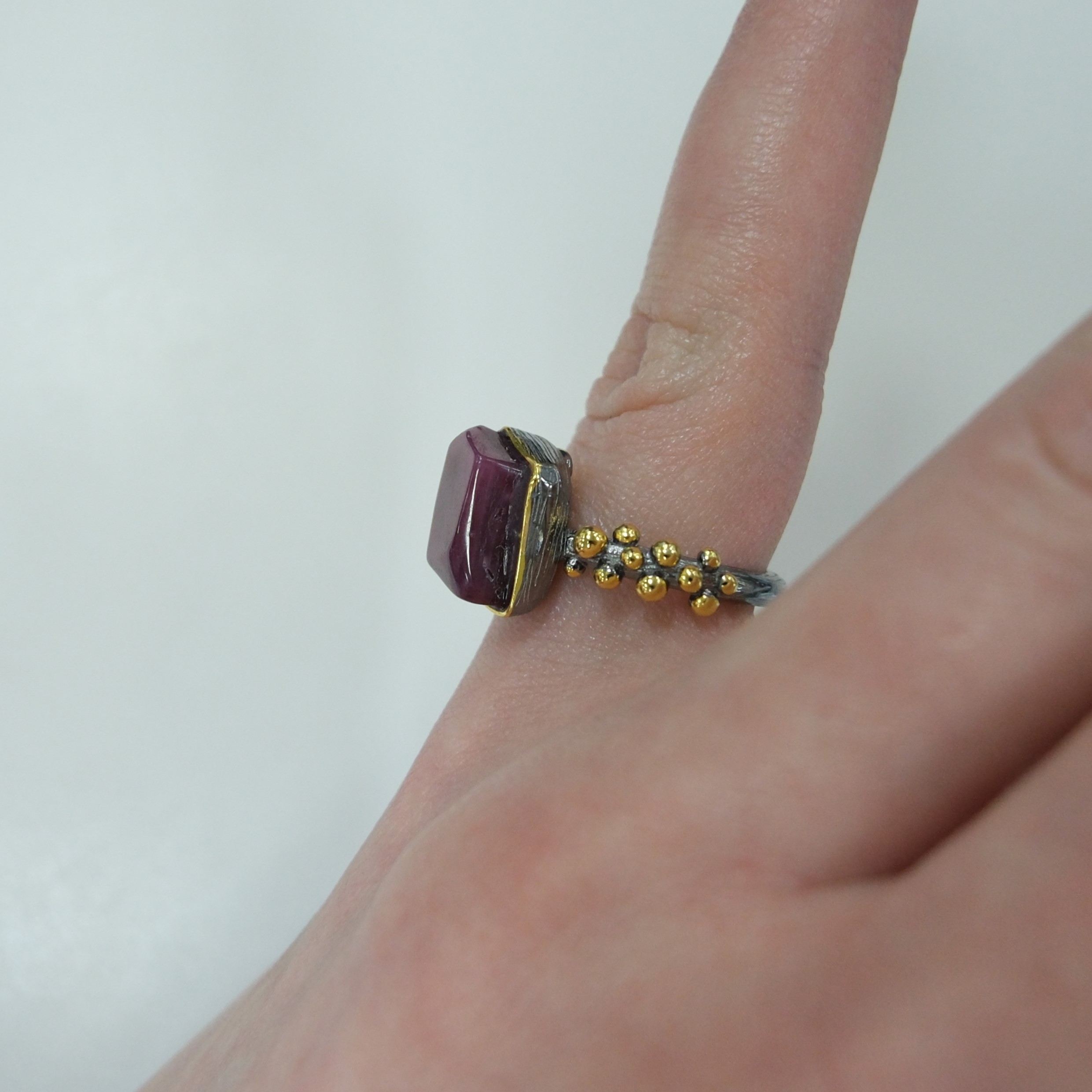 Серебряное кольцо с корундом